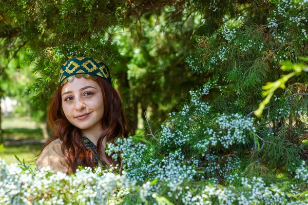 Mujer Joven Armenia Con Ropa Tradicional Bosque — Foto de Stock