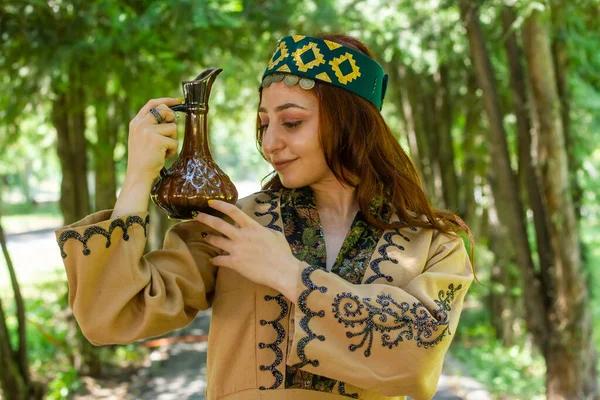 Armeniska Ung Kvinna Traditionella Kläder Med Liten Fläck — Stockfoto