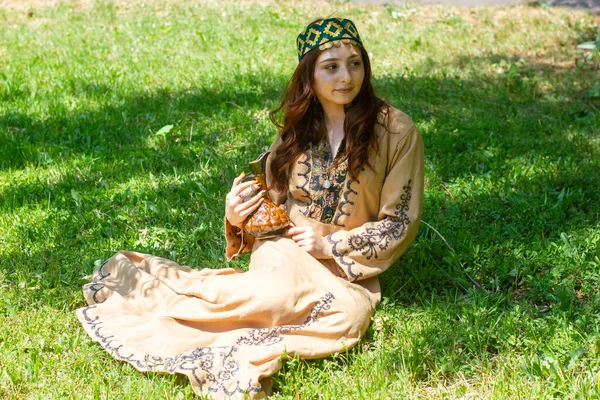 Armeniska Ung Kvinna Traditionella Kläder Med Liten Fläck — Stockfoto