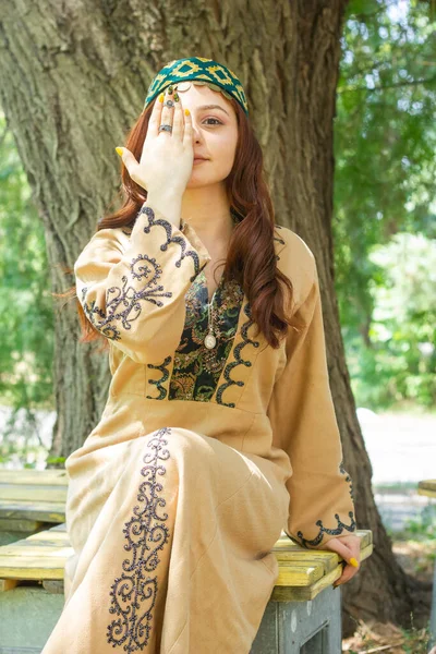Armenische Junge Frau Traditioneller Kleidung Wald — Stockfoto