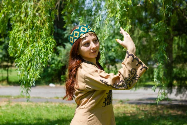 Geleneksel Kıyafetlerle Ormanda Dans Eden Ermeni Genç Kadın — Stok fotoğraf