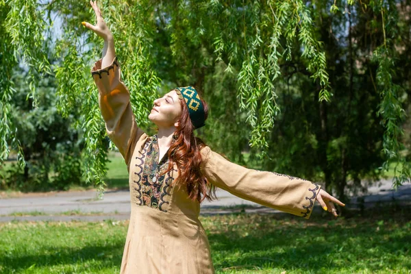 身着传统服装的亚美尼亚女青年在森林里跳舞 — 图库照片