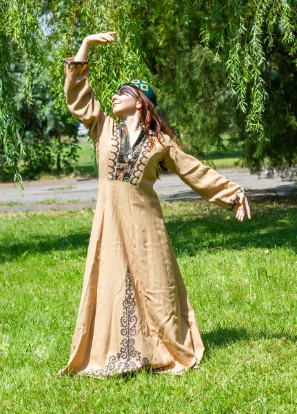 Αρμένισσα Νεαρή Γυναίκα Παραδοσιακά Ρούχα Χορεύει Στο Δάσος — Φωτογραφία Αρχείου