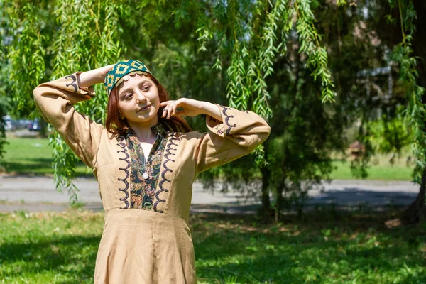 Αρμένισσα Νεαρή Γυναίκα Παραδοσιακά Ρούχα Στο Δάσος — Φωτογραφία Αρχείου