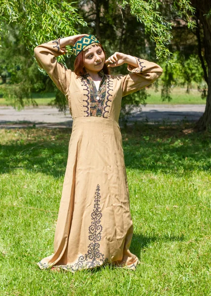 Jovem Armênia Roupas Tradicionais Floresta — Fotografia de Stock