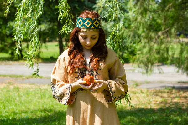 Armeniska Ung Kvinna Traditionella Kläder Skogen Med Granatäpple — Stockfoto