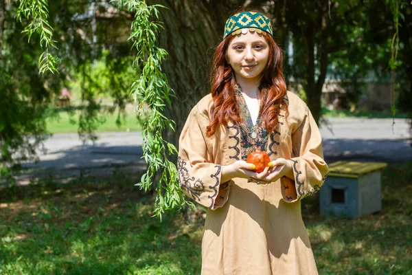 Armeniska Ung Kvinna Traditionella Kläder Skogen Med Granatäpple — Stockfoto