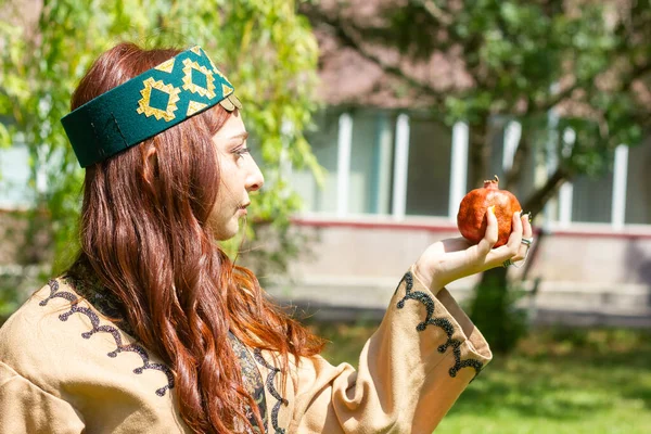 Armeniska Ung Kvinna Traditionella Kläder Skogen Med Granatäpple — Stockfoto