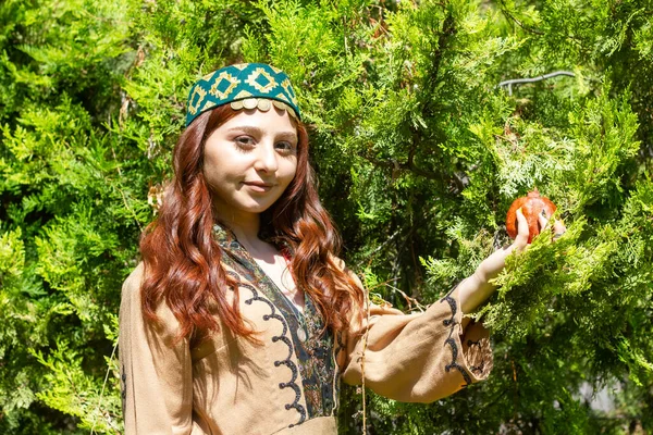 Armeniska Ung Kvinna Traditionella Kläder Skogen Med Granatäpple — Stockfoto