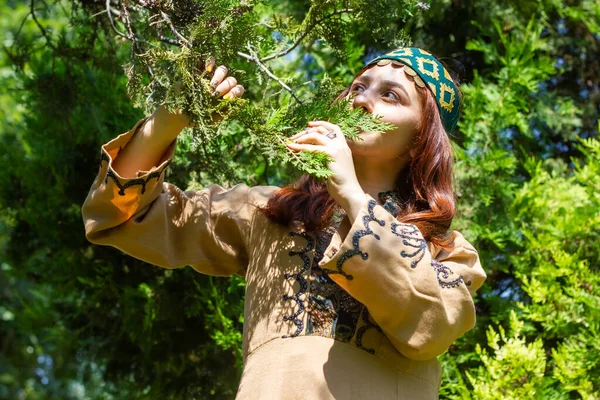 Armenische Junge Frau Traditioneller Kleidung Wald — Stockfoto