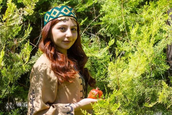 身着传统服装 头戴石榴的亚美尼亚年轻女子 — 图库照片