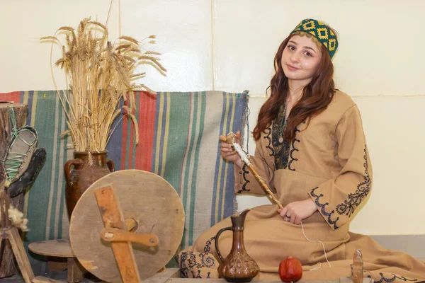 Armeniska Ung Kvinna Traditionella Kläder Arbetar Hemmet — Stockfoto