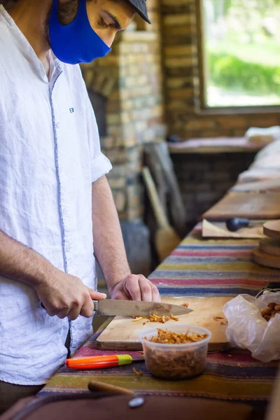 Zblízka Muž Vaření Kuchyni Restauraci — Stock fotografie