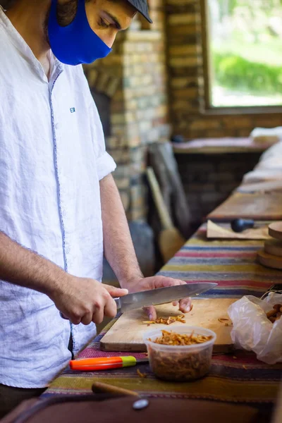 Zblízka Muž Vaření Kuchyni Restauraci — Stock fotografie