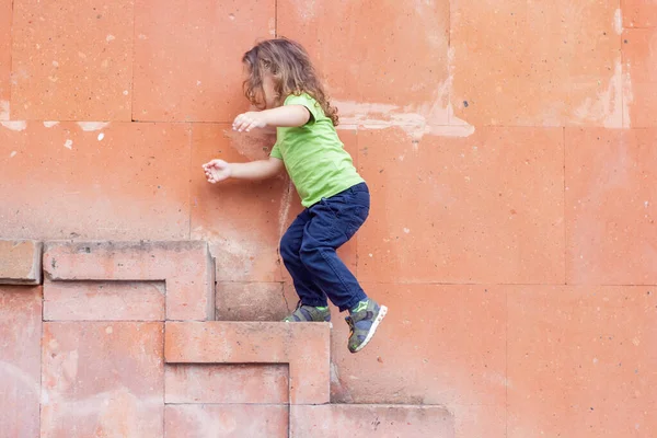 Портрет Мальчика Длинными Волосами Стены Лестнице — стоковое фото