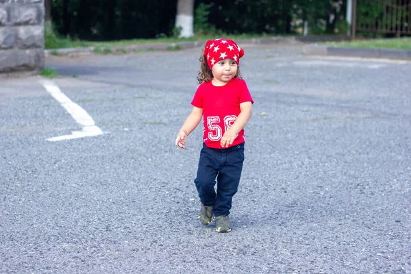 Parkta Oynayan Küçük Mutlu Çocuk Parkta Uzun Saçlı Çocuk — Stok fotoğraf