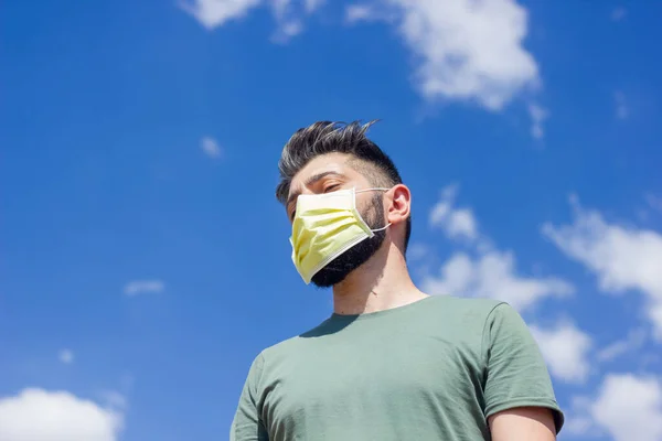 Solitario Joven Gay Con Médico Máscara Bajo Azul Cielo — Foto de Stock