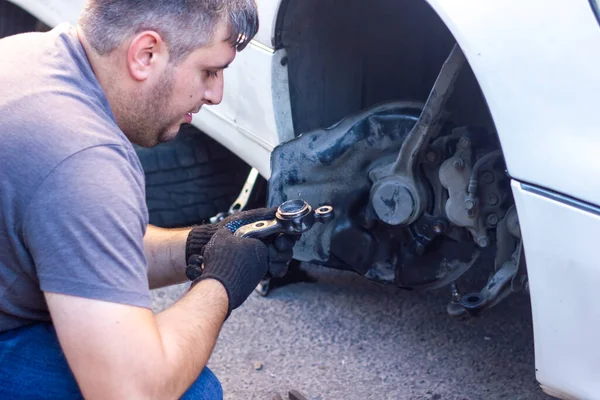 Mechanik Zmieniający Koło Samochodu Mechanik Zmieniający Koło Samochodu Obrazek Stockowy