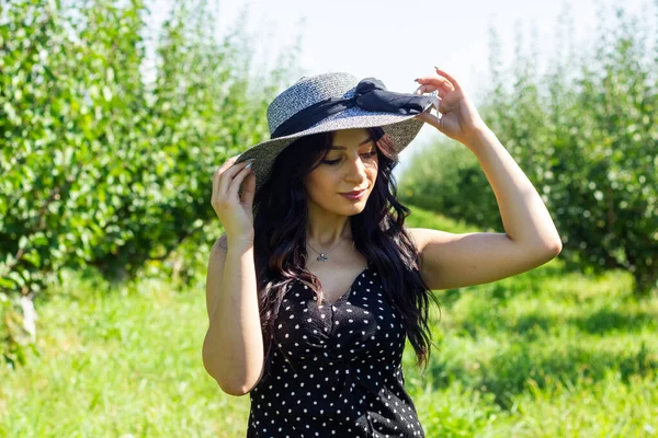 Junge Frau Mit Strohhut Garten — Stockfoto