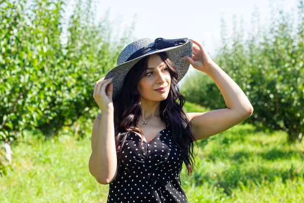 Jovem Mulher Chapéu Palha Jardim — Fotografia de Stock