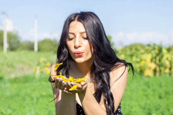 Jovem Bonita Campo Dos Girassóis Menina Com Girassol — Fotografia de Stock