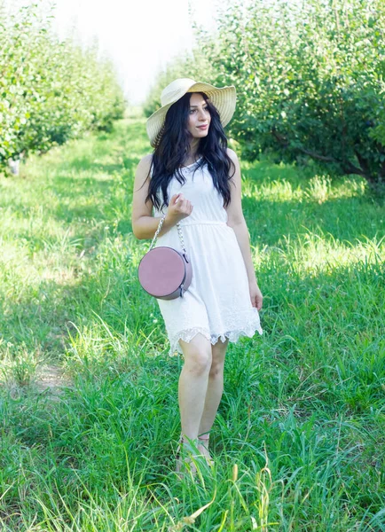 Parktaki Hasır Şapkalı Güzel Moda Kızı — Stok fotoğraf