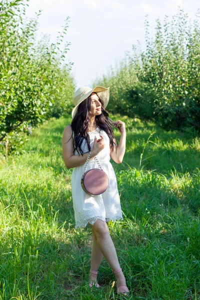 Parktaki Hasır Şapkalı Güzel Moda Kızı — Stok fotoğraf