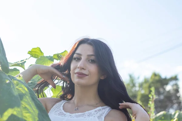 Portrét Mladé Ženy Parku Mladá Žena Parku Mladá Žena Zahradě — Stock fotografie