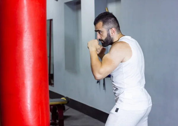 Spor Salonunda Boks Eldivenli Genç Adam — Stok fotoğraf