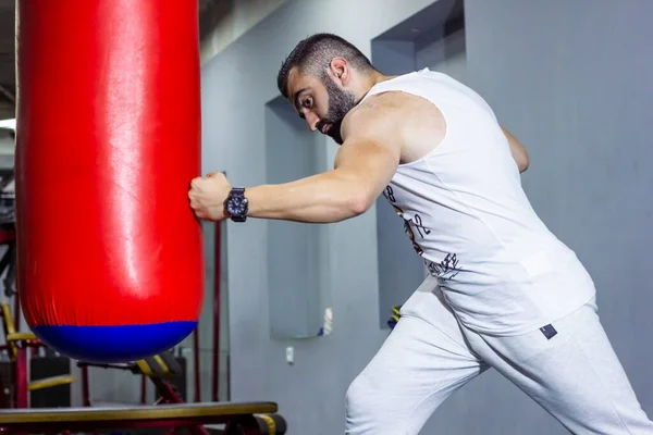 Spor Salonunda Boks Eldivenli Genç Adam — Stok fotoğraf