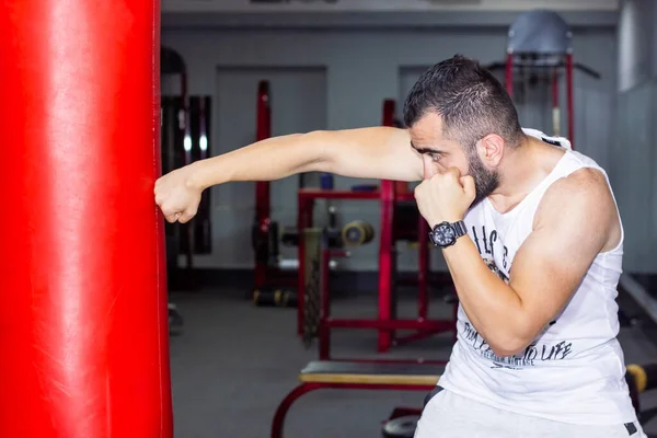 Spor Salonunda Boks Eldivenli Genç Adam — Stok fotoğraf