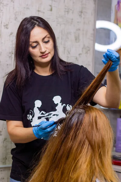 Cabeleireiro Trabalho Jovem Cabeleireiro Pinta Cabelo Cliente — Fotografia de Stock