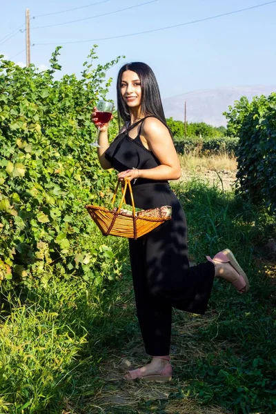 Üzüm Bağında Bir Kadeh Şarabı Olan Genç Bir Kadın — Stok fotoğraf