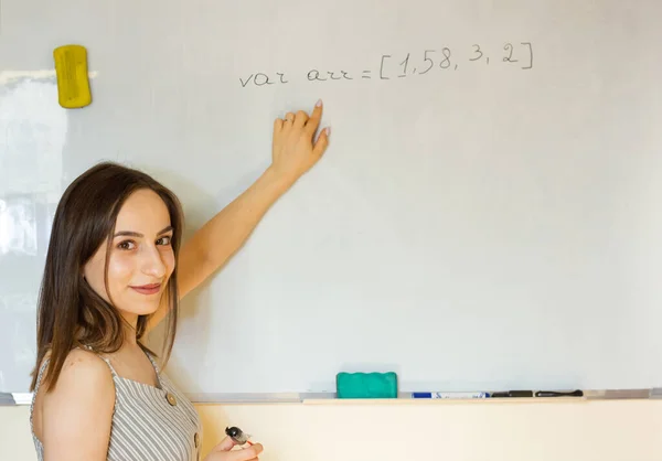 Mujer Joven Escribiendo Pizarra — Foto de Stock