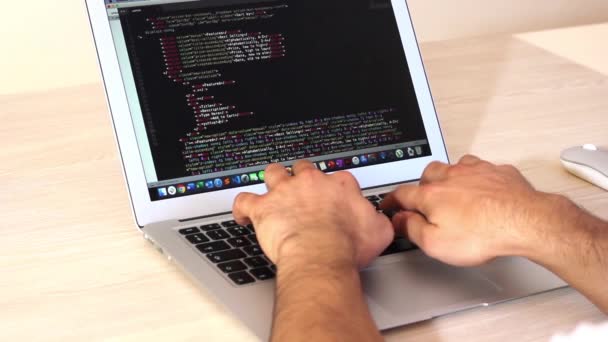 Genç Adam Ofiste Bilgisayarla Çalışıyor — Stok video