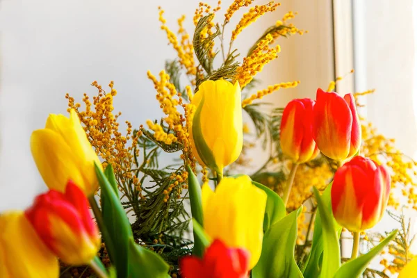 Красочный Весенний Букет Тюльпанов Мимозы Выбран Небольшой Фокус — стоковое фото