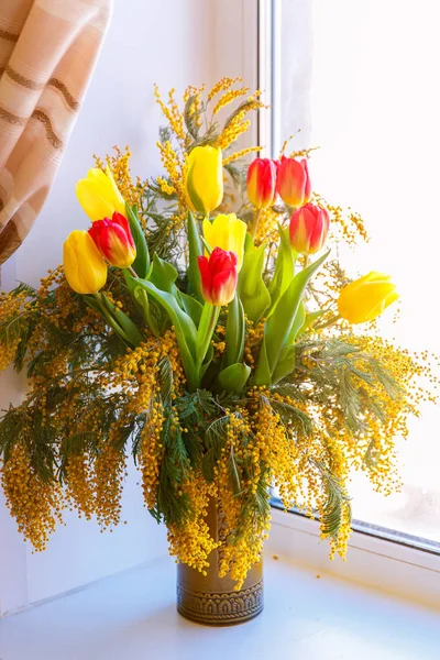 Bunter Frühlingsstrauß Aus Tulpen Und Mimosen Kleiner Schwerpunkt Ausgewählt — Stockfoto