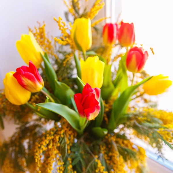 Buquê Primavera Congratulatório Colorido Tulipas Mimosa Pequeno Foco Selecionado — Fotografia de Stock