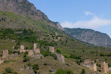 Uçağı hava manzara. Dağ İnguşetya kulede karmaşık.