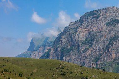 Uçağı hava manzara. Dağ İnguşetya, düz ve kayalar.