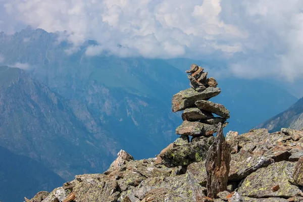 Pedras Equilibradas Topo Montanha Verão Paisagens Montanha Karachay Cherkessia Dombay — Fotografia de Stock