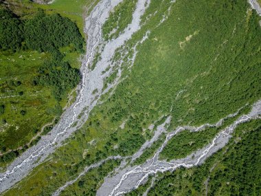 Uçağı hava manzara. Sofia şelaleler, alt Arkhyz, Karaçay Çerkes Cumhuriyeti üzerinden akan Nehri Vadisi.
