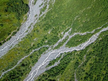 Uçağı hava manzara. Sofia şelaleler, alt Arkhyz, Karaçay Çerkes Cumhuriyeti üzerinden akan Nehri Vadisi.