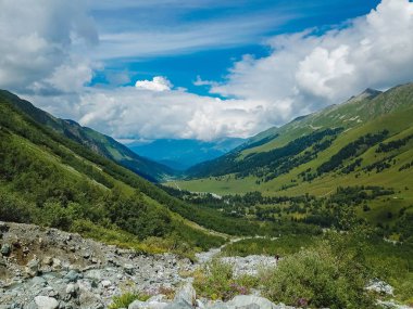 Uçağı hava manzara. Sofia şelaleler, alt Arkhyz, Karaçay Çerkes Cumhuriyeti üzerinden akan Nehri Vadisi.