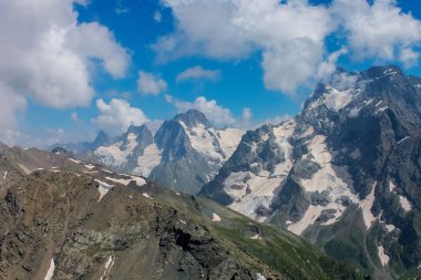 Uçağı hava manzara. Karaçay çerkez Cumhuriyeti, Dombay, Batı Kafkasya yaz dağ manzaraları.