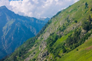 Uçağı hava manzara. Karaçay çerkez Cumhuriyeti, Dombay, Batı Kafkasya yaz dağ manzaraları.