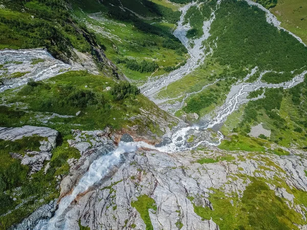 无人驾驶飞机的鸟瞰图 索非亚瀑布的来源 Arkhyz Karachay Cherkess 共和国 — 图库照片