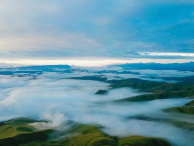 Uçağı hava manzara. Sabah sabah sisin içinde Kuzey Kafkas Dağları doruklarına.