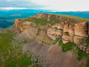 Uçağı hava manzara. Kuzey Kafkasya gündoğumu Bermamyt Plato.