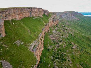 Uçağı hava manzara. Kuzey Kafkasya gündoğumu Bermamyt Plato.